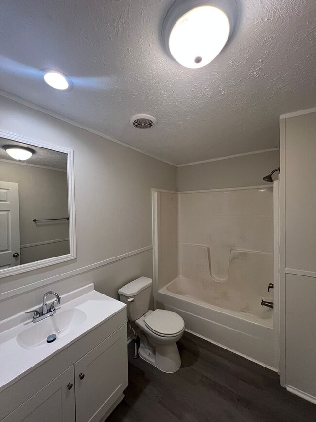 Building Photo - Large 3 bedroom / 2 bath home / 1 Acre FOR RENT