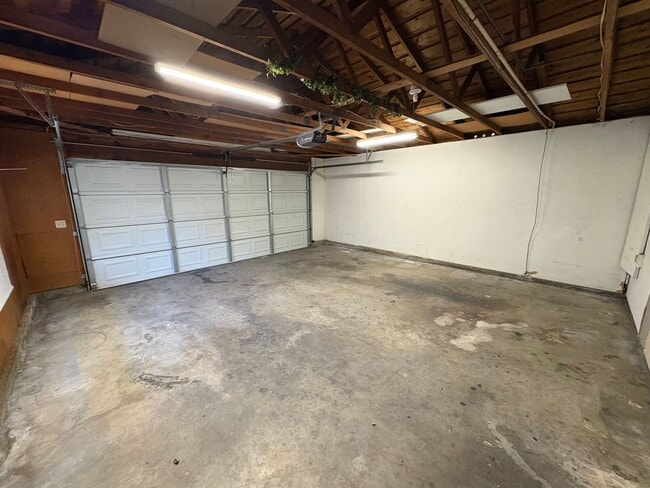 Building Photo - Cozy Home on Spacious Lot with Pool Available Now!