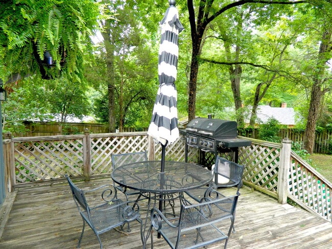 Building Photo - 744 McClure Dr