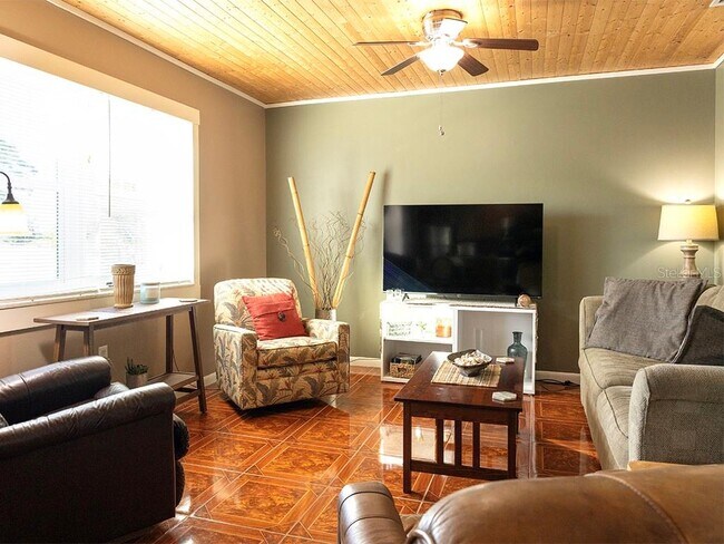 Building Photo - 380 Base Ave E