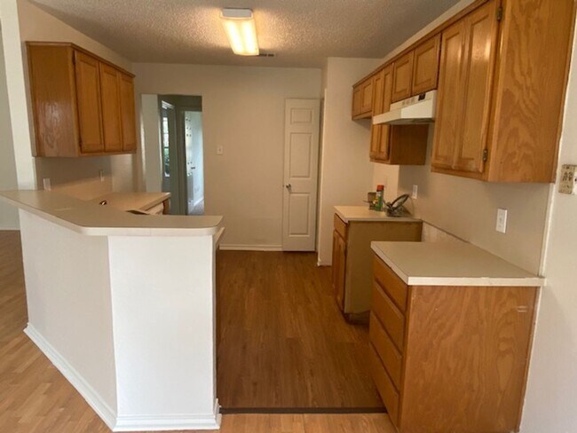 Building Photo - THREE BEDROOM TWO BATHROOM HOUSE