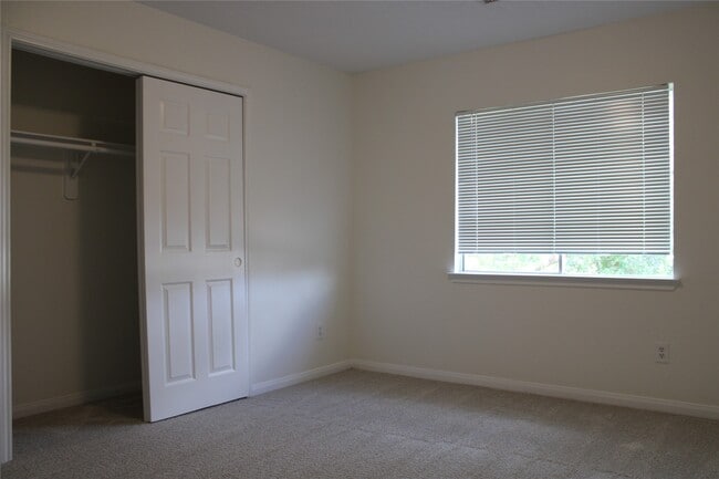 Building Photo - 2118 Laurel Oaks Dr