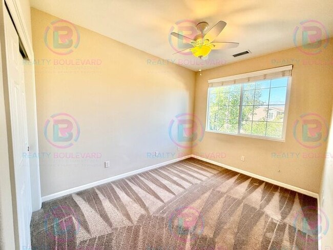 Building Photo - Beautiful townhome in South Meadows! 3-bed...