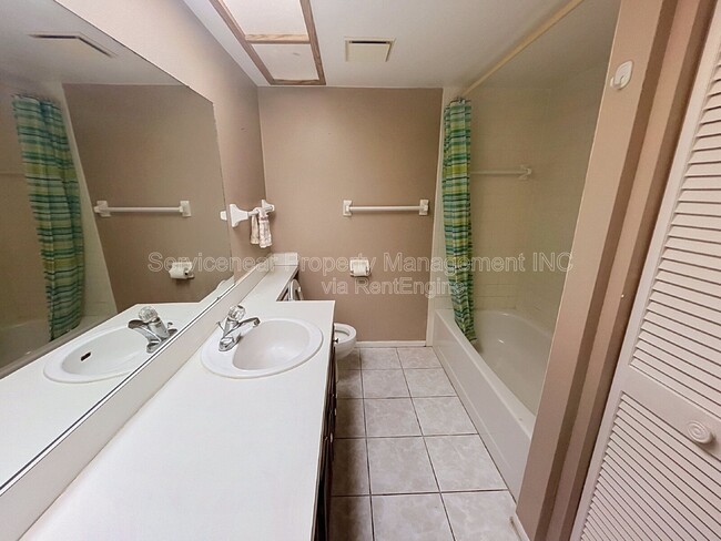 Building Photo - 217 Woodlake Wynde