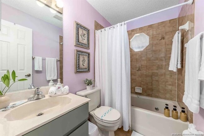 Building Photo - 2550 SE Calais St