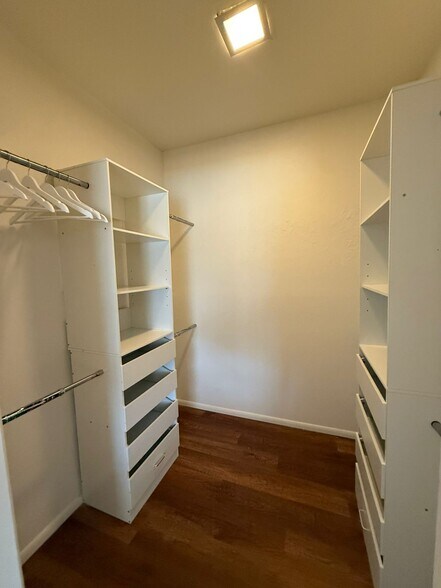 Building Photo - 1402 E Big Rock Rd