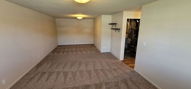 Building Photo - Location, Charm and Comfort!