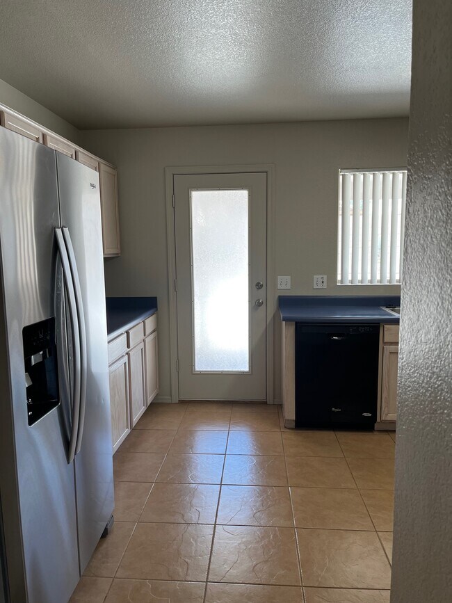 Building Photo - 978 E Pima Ave