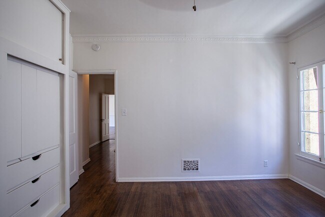 Building Photo - Charming Vintage 1 Bed / 1 Bath in the Heart of West Hollywood