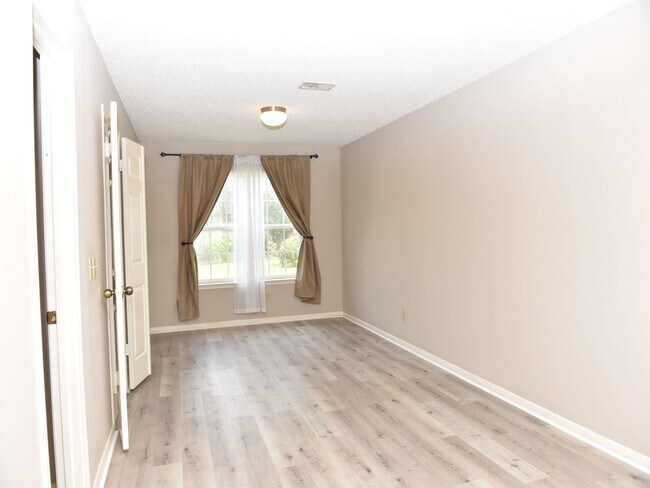 Building Photo - 9211 Rocky Valley Dr