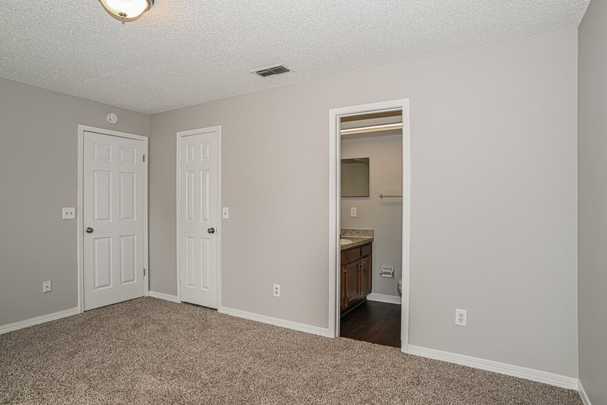 Building Photo - 6221 Alfredo Dr W