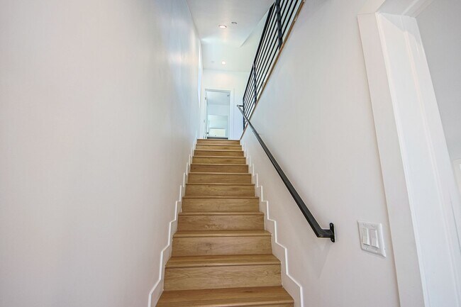 Building Photo - 2851 S Victoria Ave