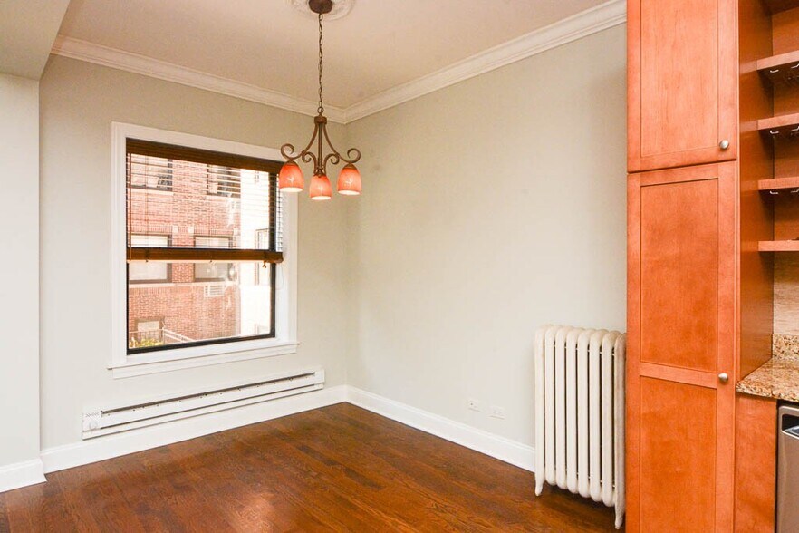 Building Photo - 736 W Addison St