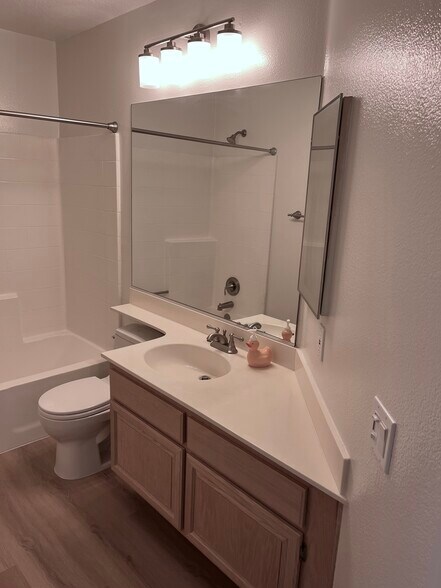 2nd Upstairs bath - 28277 Via Luis