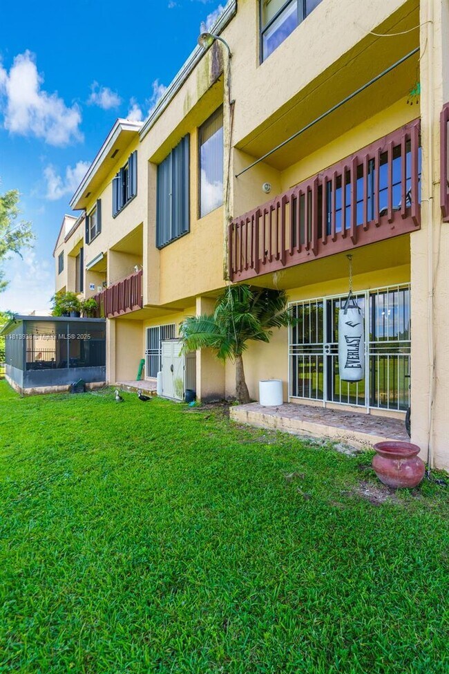 Building Photo - 271 W Park Dr