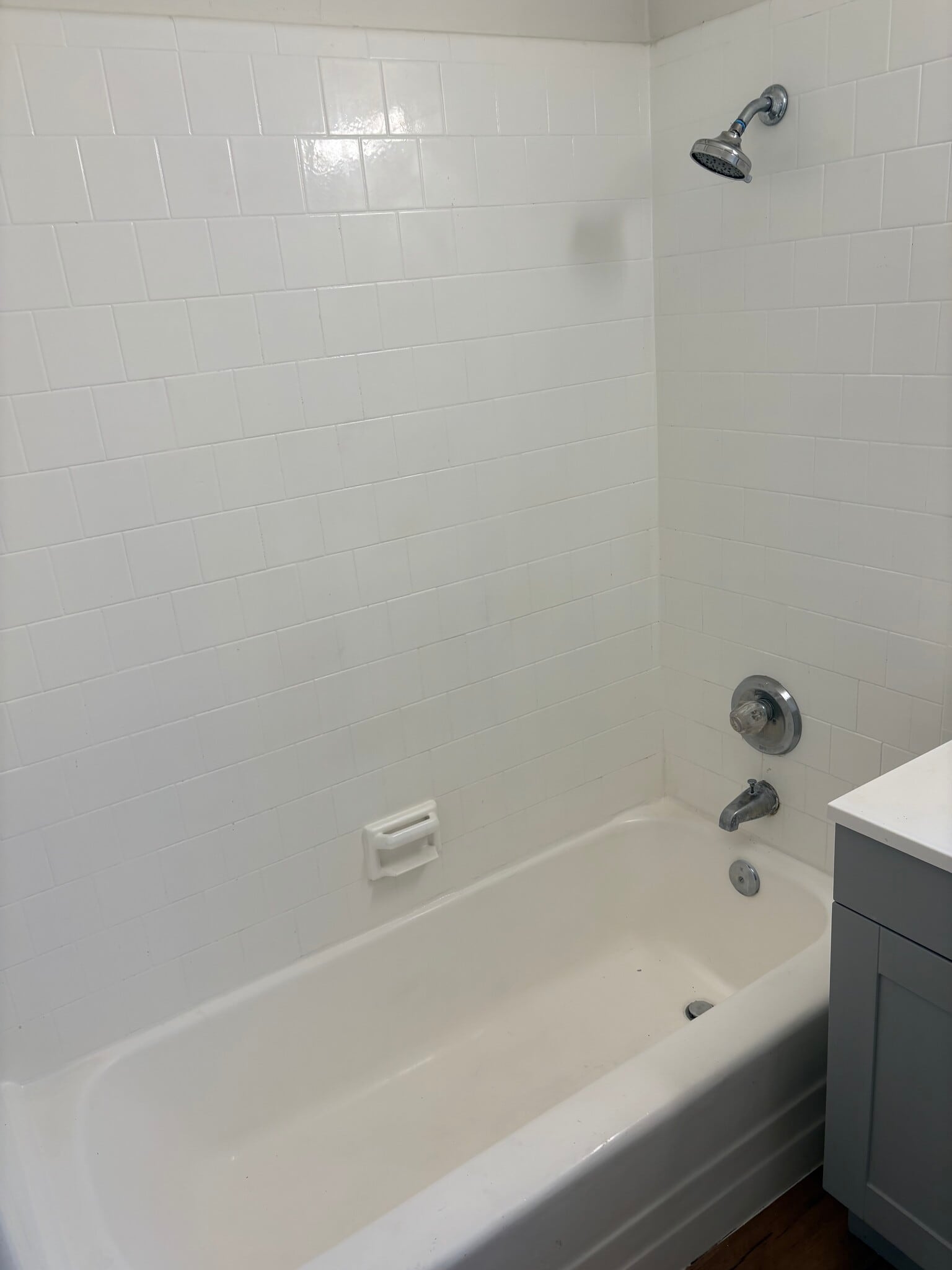 Shower/tub - 5440 Capistrano Ave