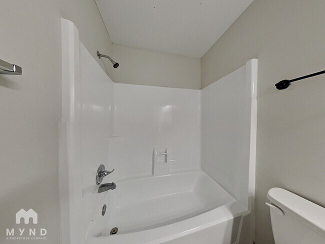 Building Photo - 207 Lake Forest Dr