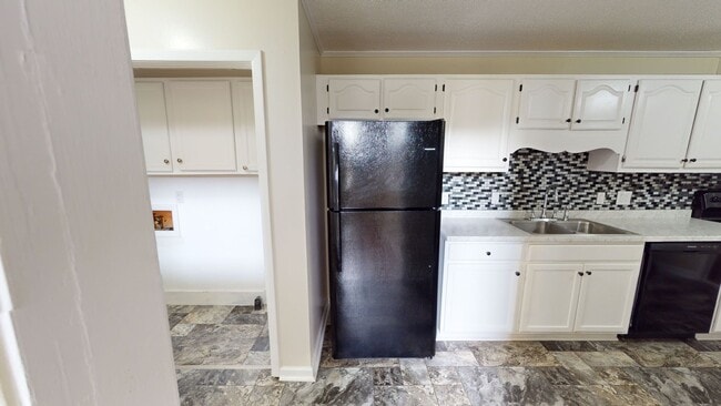 Building Photo - Charming 3 Bedroom Home with Modern Update...
