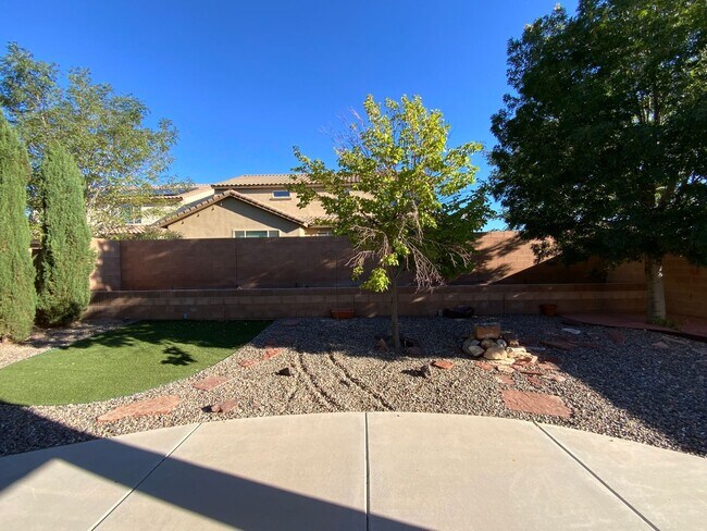 Building Photo - 4 Bedroom Home Available Near Golf Course ...