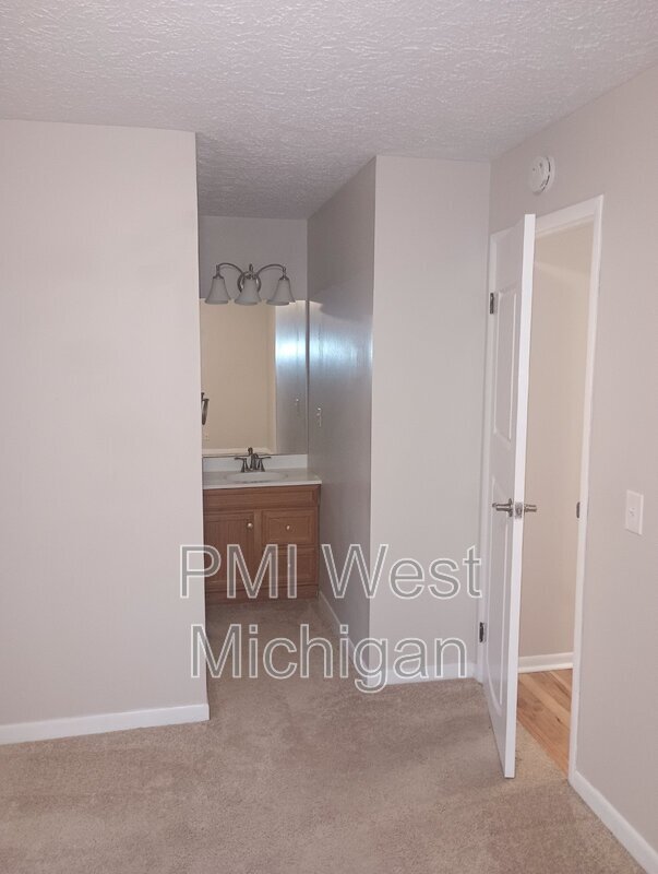 Building Photo - 5864 Shaw St