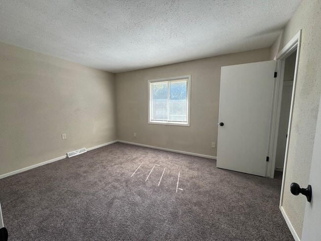 Building Photo - Beautiful 3 Bedroom, 1.5 Bath Townhome wit...