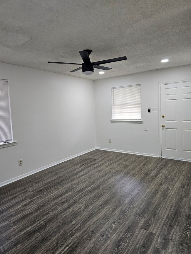 Building Photo - 4 bedroom 1 bath home for lease