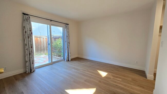 Building Photo - 4644 Devonshire Common