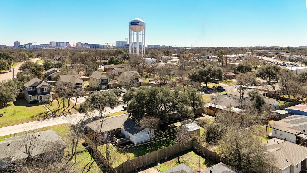 Building Photo - 214 Helena St