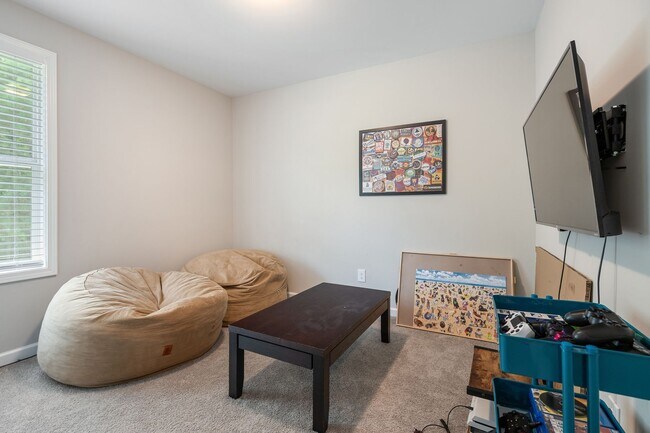 Building Photo - Modern 4 Bedroom Home in Quiet Clayton Nei...