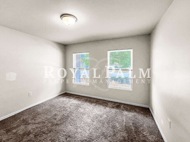 Building Photo - 4BR/2BA Duplex Living in Vistanna Villas + Washer & Dryer! — Space, Style, and Laundry Convenienc...