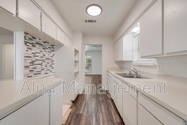 Building Photo - 2529 Belhaven Dr