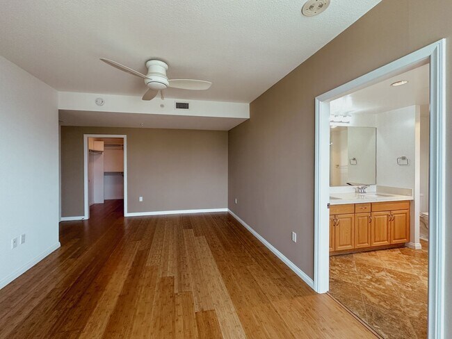 Building Photo - Modern 2 Bed, 2 Bath Condo in the Heart of...