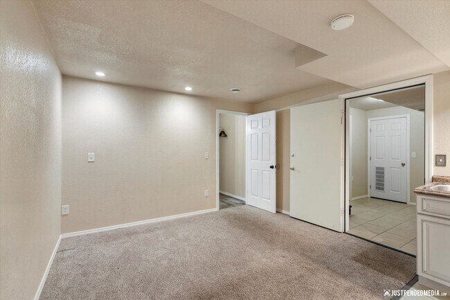 Building Photo - 3 Bedroom W/ Mother in Law Suite | 2 Bathr...