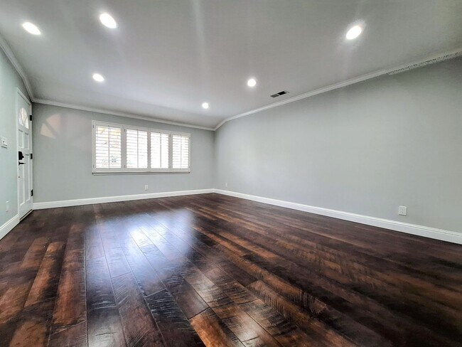 Building Photo - Beatifully Remodeled 3bd Single Story Hous...