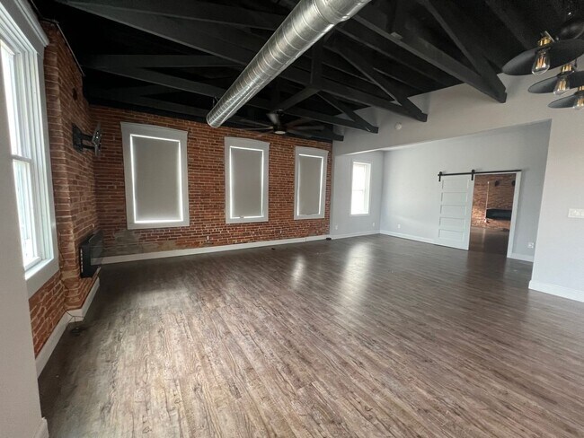 Building Photo - Historic Loft apartment