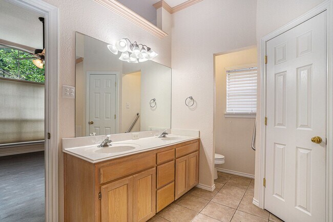 Building Photo - Welcome to this inviting 3-bedroom, 2-bathroom home in the heart of Cleburne, perfectly suited fo...