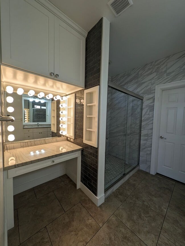 Building Photo - BEAUTIFUL executive style home w/ entertainer's dream backyard!