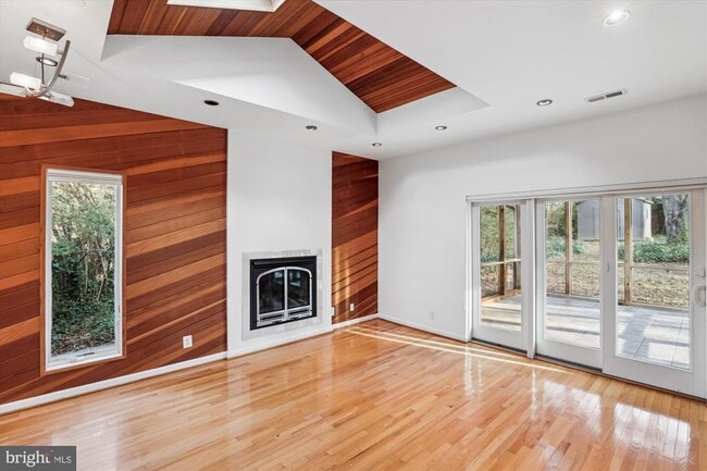 Building Photo - 6154 Beachway Dr