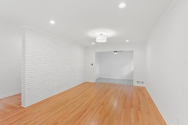 Building Photo - 2575 Sharondale Dr NE