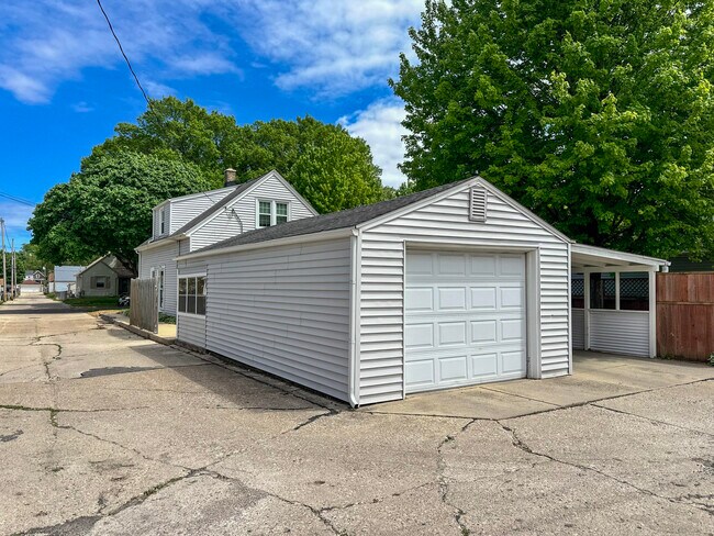 Building Photo - 3521 S Logan Ave