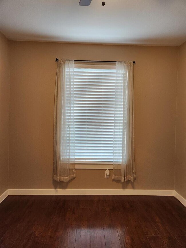 Building Photo - 207 Meadows Ln