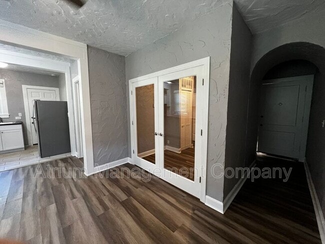 Building Photo - 410 E 14th St