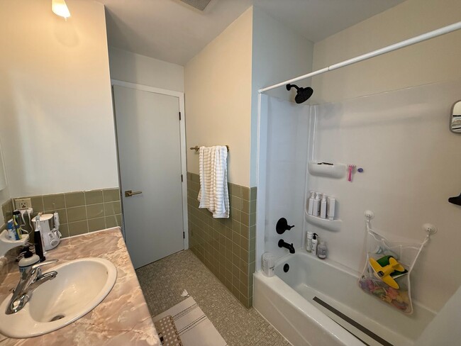 Building Photo - Beautifully Updated 4 Bed 2 Bath St.Paul S...