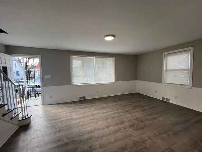 Building Photo - Newly Renovated 4 Bedroom / 2 Bathroom Woo...