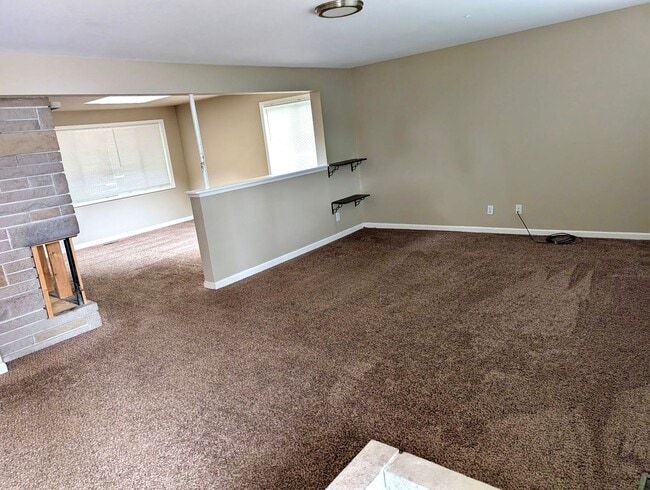 Building Photo - Spacious 4-Bed, 2-Bath Duplex – Utilities ...