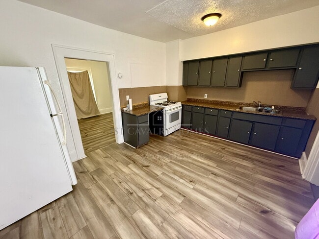 Building Photo - 895 Beardsley St