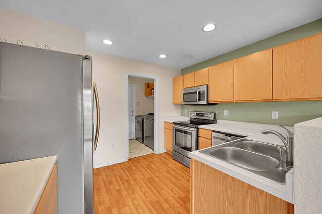 Building Photo - $2,550 - 3 Bed, 2 Bath End Unit Townhome w...
