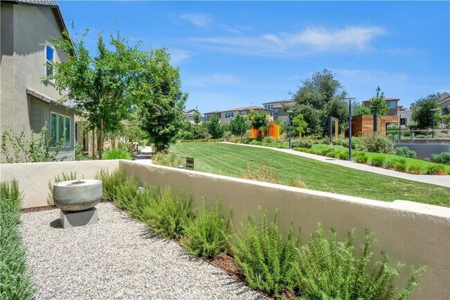 Building Photo - 156 Chorus