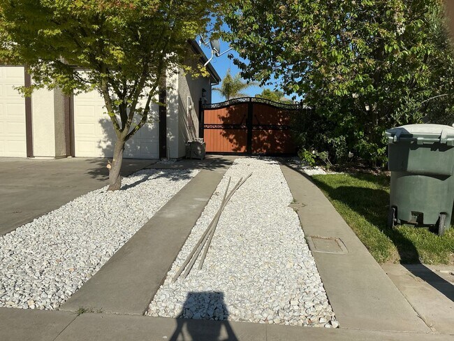 Building Photo - 1750 Bella Terra Dr