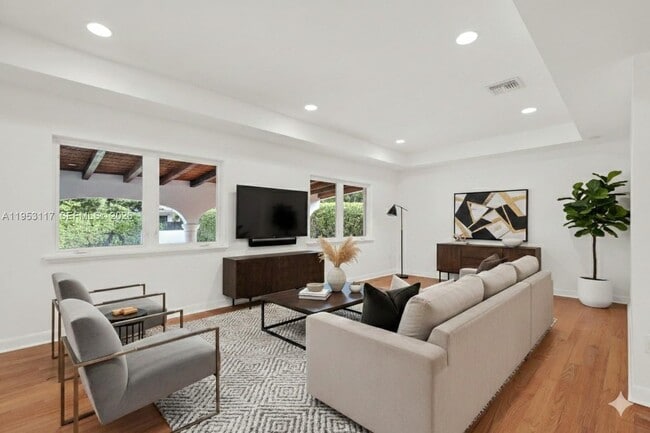 Building Photo - 527 SW 20th Rd